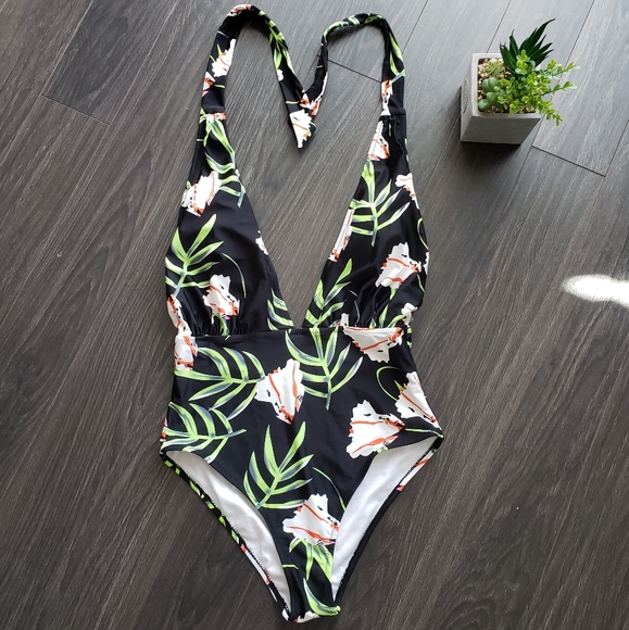 Cupshe bathing suit size Medium halter style